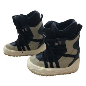 CUSTOM SNOW BOARD BOOTS WOMENS SIZE 5